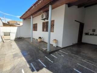 Casa no Jardim Paraíba em Aparecida com 4 quartos.